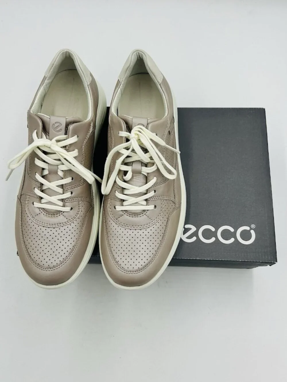 Ecco Womens 9.5 Soft Runner Grey Rose Metallic/Shadow White Sneakers New in Box